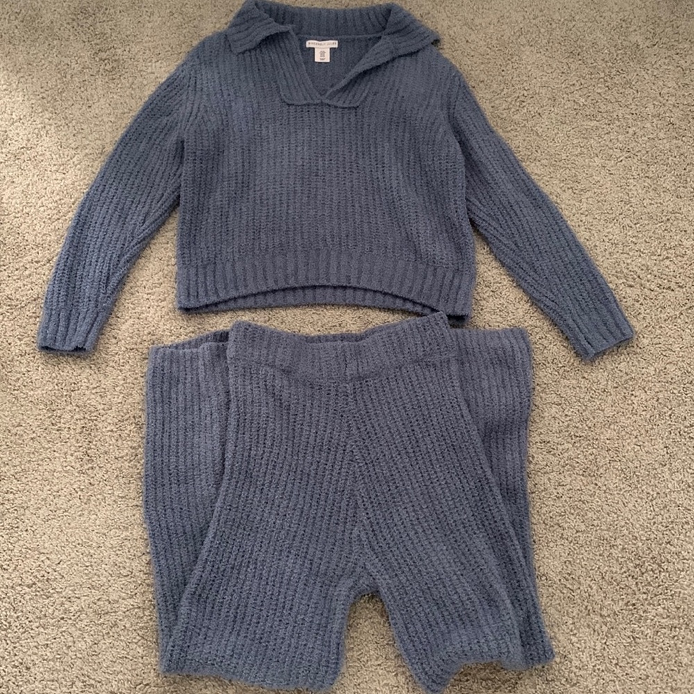Soft basic comfy fuzzy lounge set | v-neck long sleeve | long pants | women’s M